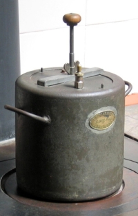 cylindrical pressure cooker with screw fittings